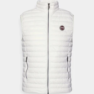 Vit dunväst från Colmar - Säljer en snygg och stilren vit dunväst från Colmar. Västen har en dragkedja framtill och två praktiska fickor med dragkedjor. Perfekt för lager-på-lager under kyliga dagar. Passar både till vardags och lite mer uppklädda tillfällen. Pris kan diskuteras 