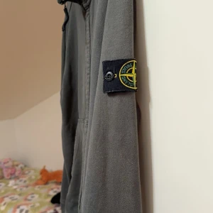 Stone island zip tröja  - En stone island tröja som är som nytt och i bra stick säljs Storlek L passar dom som har M Ny pris 4600 Säljas för 2600