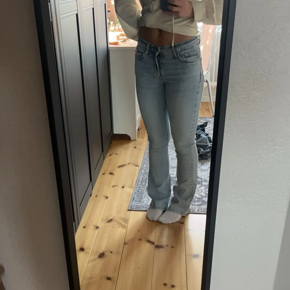 Jätte snygga ljusblå jeans. Helt nya. Aldrig använda💙 Går att använda till allt!!. Jeans & Byxor.