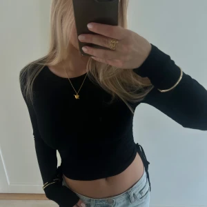 Långärmad med snörning - Långärmad tröja med snörning på sidorna. Superskönt material, fint skick!