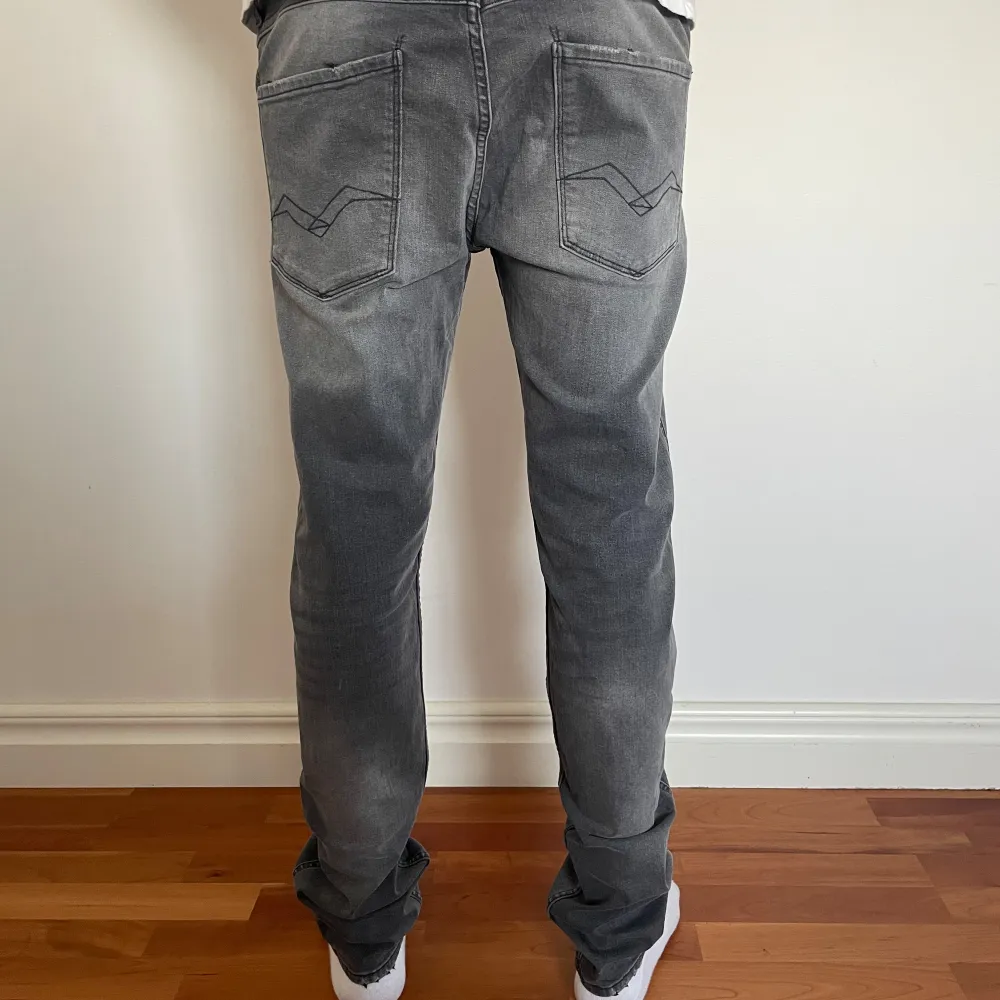 Sköna Replay jeans i bra skick och riktigt snygg färg som är perfekt nu till hösten | storlek W33 L32 | modell ANBASS | skriv privat för mer information.. Jeans & Byxor.