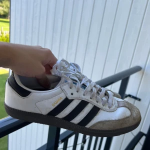 Adidad samba - Säljer mina adidas samba. Skorna är i bra skick, dvs inga hål förutom vid högra tån har jag spillt färg som inte går bort. Därav priset. Skorna är smutsiga men blir rena med tvätt (förutom fläcken då)