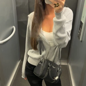 Snygg zip up - Super snygg zip up hoodie från hm, använd ett fåtal gånger men ser ut att vara o nyskick 🥰 storlek M men skulle säga att den passar S också! Skriv vid andra frågor eller fler bilder 💗🙌