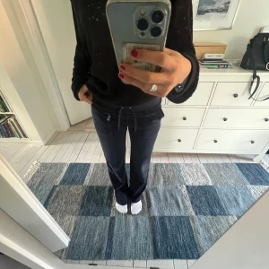 Juicy buxor - Säljer mina marinblå juicy byxor i storlek S då det inte kommer till användning! (Smutsig spegel!) Pris kan diskuteras och köpare står för frakt, hör av er vid frågor💕