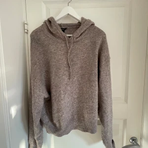 Såå snygg beige stickad hoodie - Såå fin och as mysig stickad hoodie💗 storlek xs men är ganska stor i storleken.  Hör gärna av dig innan köp och skriv för fler bilder osv💗