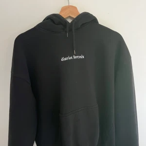 District fortysix hoodie - District fortysix hoodie med brodering på ryggen