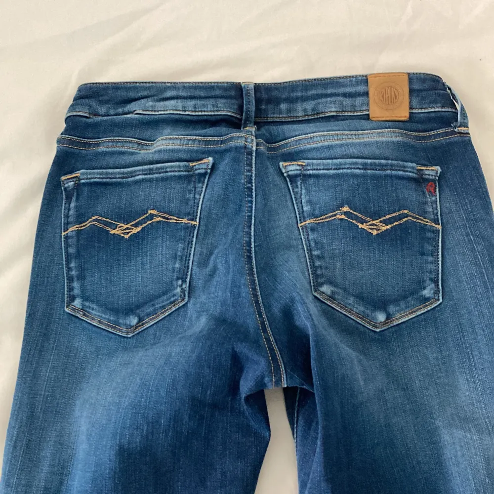 Säljer min gamla Replay jeans som inte längre passar. Jag köpte dom för 650kr ny mitt pris 450kr om det är några funderingar så är det bara att fråga!  Kan mötas i Stockholm eller fraktar gärna! Men då står du för den. . Jeans & Byxor.