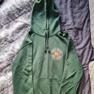 Grön Hoodie - En grön hoodie från HM. I bra skick utan några fel