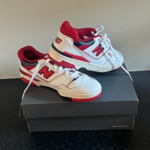 New Balance 550 White/Red storlek 43 - Säljer dessa New balance 550 White/Red i storlek 43. Använda 1-2 ggr. Orginalbox tillkommer 📦 Säljs för 800kr men kan gå lägre vid snabb affär.