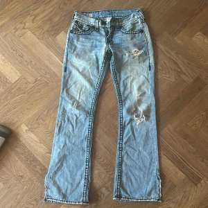 True religion jeans  - Skit snygga truereligion jeans köpta för ungefär 2000kr i England, använt fåtal gånger och därför i bra skick.  Midjemått tvärs över:39-40 Innerbens längd:cirka 80 centimeter  Det passar bra på mig som är 173cm! 
