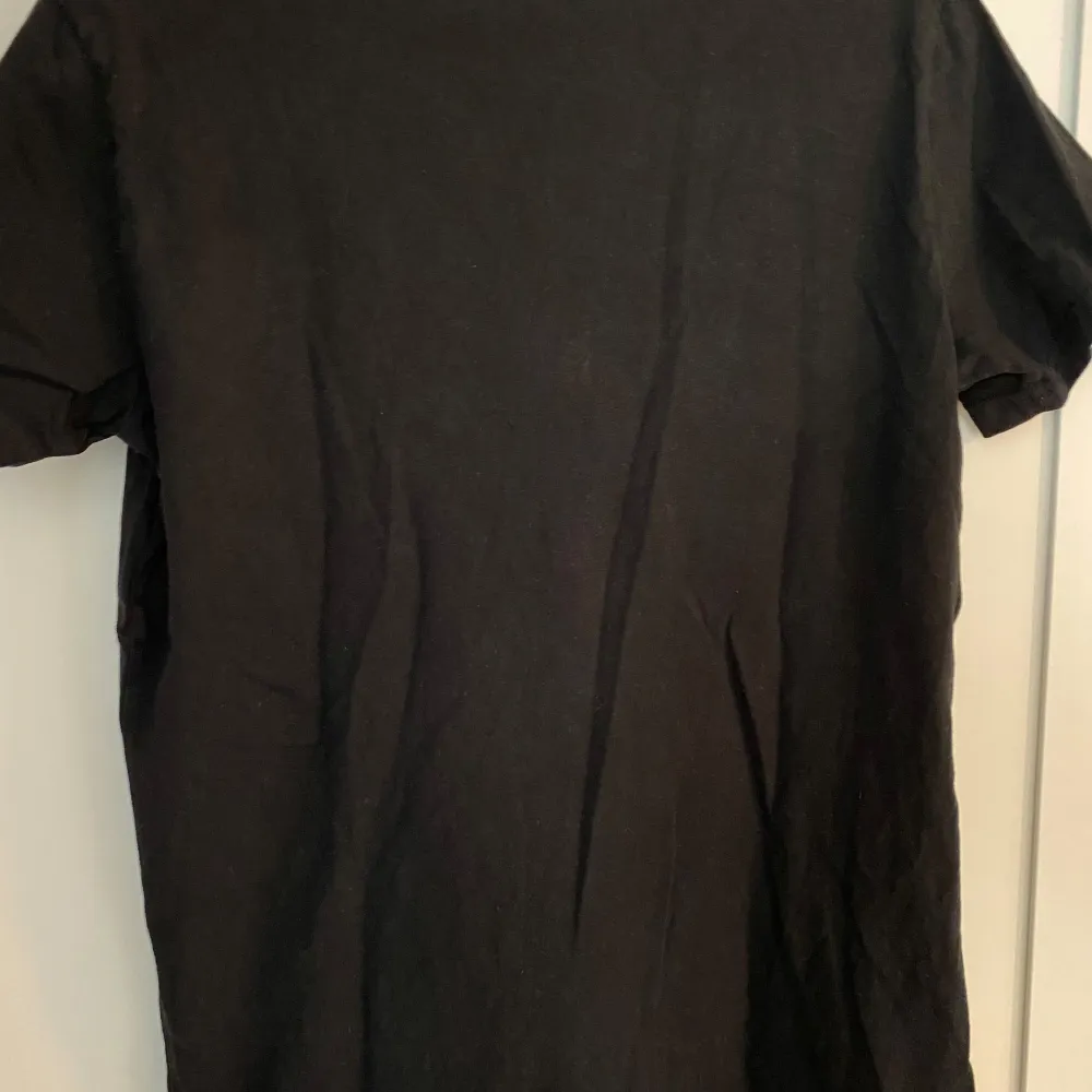 Säljer en svart t-shirt från Dsquared2 med texten 'ICON' i vitt på framsidan. Den är kortärmad och i bra skick. Perfekt för en casual look eller att styla upp för en fest. Passar både till jeans och shorts! Hör av er vid minsta fundering och pris kan diskuteras👑. T-shirts.