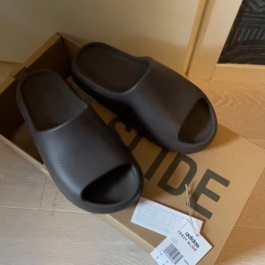 yeezy slides  - säljer nu mina yeezy slides i färgen ”soot”. använda nån gång, äkta såklart. size 10/44.5. säg till om ni har frågor eller vill ha fler bilder. pris kan diskuteras