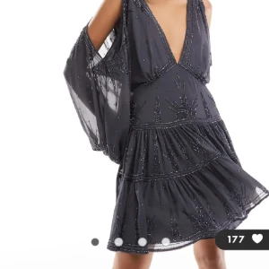 Asos klänning  - Jättefin glittrig off-shoulder klänning från ASOS!🪩 Slutsåld på hemsidan, nypris 950kr!!