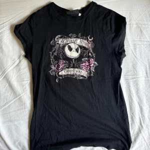 Disney tshirt  - Nightmare before christmas tshirt, använd men fin! Köpt på disneyland Paris ca 15 år sedan.
