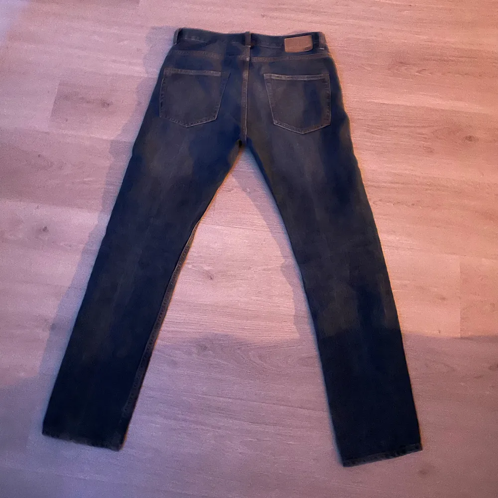 Säljer ett par svarta jeans i bra skick. De har en klassisk femficksdesign och är perfekta för både vardag och fest. Passformen är normal och de har en snygg, rak stil. Perfekta för höst och vinter!. Farkut & Housut.