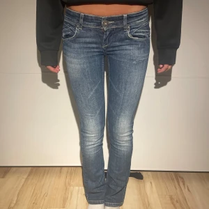 Vintage low jeans - Super fina lågmidjade jeans med vackra detaljer!  Skulle säga W24 och L32🩷 midjemått 32cm och innerbensläbgd 78!💕jag på bilden är 166!🩷