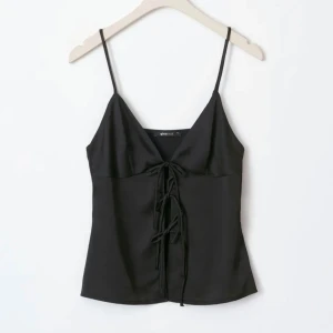 Topp från ginatricot - Säljer den här as snygga toppen från Gina. Använd en gång, slutsåld överallt! Typ satin material.