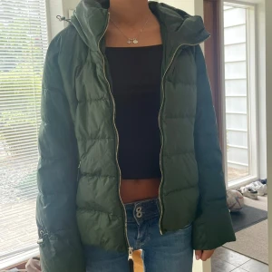 Zara jacka  - Skit snygg zara jacka, perfekt till vintern! Obs finns ett hål på insidan av jackan, men inget som påverkar jackans utseende på utsidan❤️