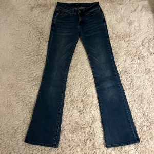 Low waist bootcut jeans - Fina mörkblå jeans i storlek W26 L32. Jötte bra skick förutom att lappen på baksidan sitter lite löst. Midjemått: 33cm rakt över Innerbenslängd: 80cm