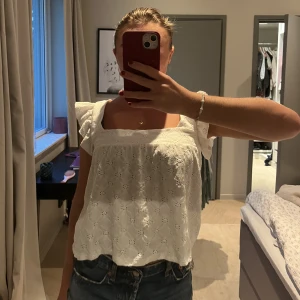 Blus från gina tricot  - Så fin blus/linne från gina tricot med volanger, aldrig använd 💙💙