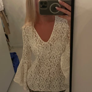 Topp - Säljer denna söta topp i spets med utsvängda ärmar från Zara💓