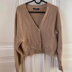 Brun stickad kofta från Gina Tricot  - Mysig stickad brun/beige kofta från Gina Tricot i fint skick. Storlek XS men passar mig som även är en S.🤎