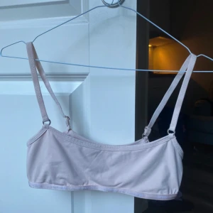 Ljusrosa axelbandslös topp -  en söt ljusrosa topp med justerbara axelband. 
