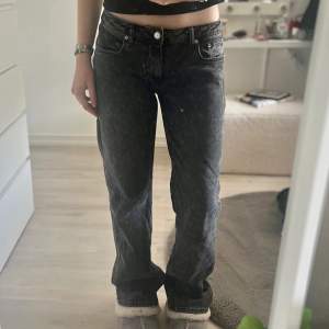 Lågmidjade svarta/mörkgrå jeans från NELLY. Straight leg jeans med stretchigt materia och snygg passform. Perfekt skick, endast använt ett fåtal gånger. Innerbenslängd: 82cm (jag är ca 170cm lång). Skriv gärna om du har fler frågor!💗(Köpta för 599kr)