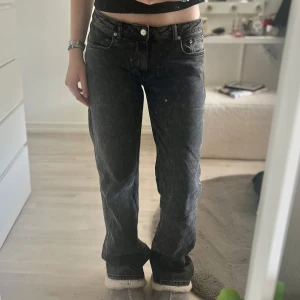 Nelly jeans - Lågmidjade svarta/mörkgrå jeans från NELLY. Straight leg jeans med stretchigt materia och snygg passform. Perfekt skick, endast använt ett fåtal gånger. Innerbenslängd: 82cm (jag är ca 170cm lång). Skriv gärna om du har fler frågor!💗(Köpta för 599kr)