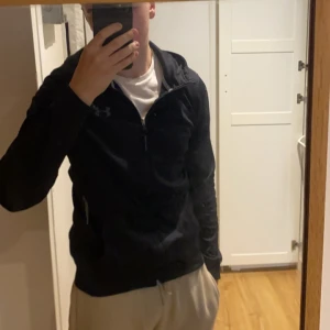 Under armour hoodie - Svart hoodie ifrån under armour i funktionsmaterial i nyskick