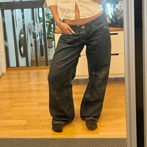 Låg midjade jeans - Baggy jeans från Urban Oufitters W29 L32🤍 Ordpris 899kr! Säljer pga för stor storlek, endast använd 1 gång🌟 Nyskick!