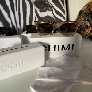 Chimi solglasögon  - Hej, säljer dessa snygga Chimi solglasögon då dem inte kommer till användning löngre. Allt följer med så som, fodral till glasögonen, påse och putsnings duk och box. Kvitto finns tyvärr inte kvar då jag köpte dem för över 1 år sen. Äkta, köpt NK!❤️