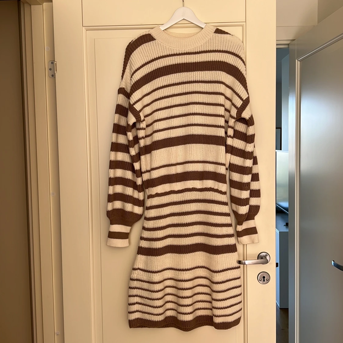 Oversized stickad klänning