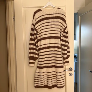 Oversized stickad klänning - Tajtare midja för att hålla klänningen på plats. Aldrig använd.