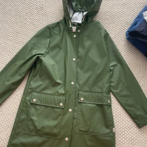Regnjacka - Regnjacka från zara barn. Använd fåtal gånger. Passar xs skulle jag säga!  Säljs i befintligt skick 💚
