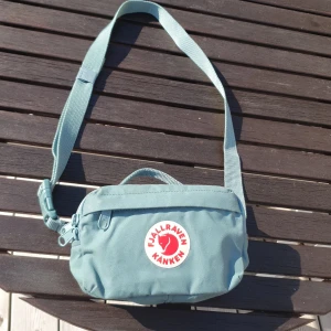 Fjällräven crossbody väska - Säljer denna fjällräven väska, då den inte kommit till använding. Väskan är i nyskick och har använts ett fåtal gånger, färgen är arctic green och väskan är no size.