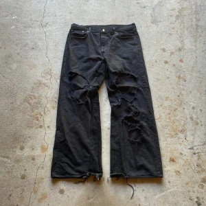 Baggy distressed jeans - Reconstructed jeans med distressing. Vintage skick med små slitningar. Baggy passform