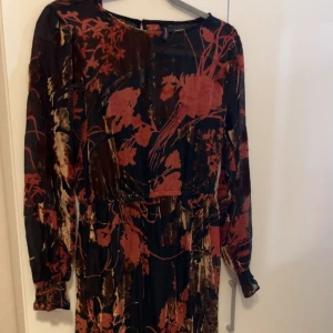 Klänning  - Säljer denna klänning med två delar. Jättefin använd en gång då den var för små för mig. 