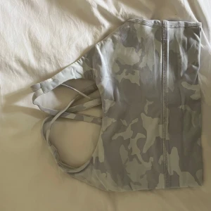 Lululemon sport bh - En jätteskön sport bh från lululemon som ger bra support under träning. Säljes på grund av fel storlek. Den har bara används ett par fåtal gånger.🤩