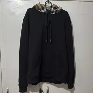 Burberry hoodie i nyskick. Inga skador eller tecken på användning. Storlek S. Ny pris ligger på runt 8k mitt pris 2.8k.