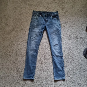 Blå jeans från Scotch & Soda - Säljer ett par snygga blå jeans från Scotch & Soda. De har en klassisk femficksdesign och en bekväm passform. Perfekta för både vardag och fest!