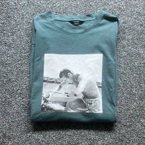 Massimo dutti LIMITED EDITION  - En fet t-shirt från Massimo dutti denna tröja är LIMITED EDITION så den säljs inte längre tröjan är i toppskick inget fel på den priset kan diskuteras vid snabb köp