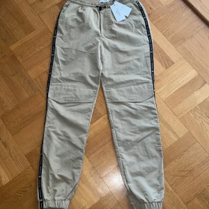 500SEK calvin clein byxor - Storlek 164 de kostade 800 men säljer för 500 de är oanvända helt nya de var för små för mig men de är riktigt feta.