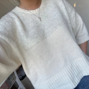 Stickad tröja - Kortärmad stickad tröja från Custommade. Supersnygg men kommer inte till användning! Krämvit🤍