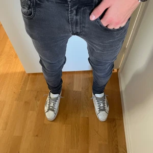 Replay Anbass - Säljer nu mina Replay jeans då de är för små för mig. Passsr någon bäst som är ca 174cm lång. Hör av er vid funderingar, pris kan ändras vid snabb affär
