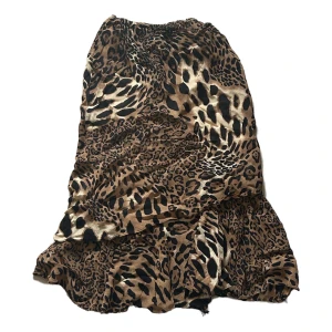 Leopardkjol - Fin leopardkjol. Det står ingen storlek men passar S. Den är köpt second hand men jag tror att den är hemmagjord.