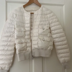  moncler cardigan vår jacka - Intressekoll på denna så fina äkta moncler cardigan! I superbra skick förutom en fläck som syns på bilden. Perfekt nu när det blir lite kallare💕  i modellen Lelia giubbotto, ny kemtvättad! Kan även tänka mig byta mot en annan äkta moncler cardigan 💕 