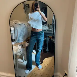 så fina unika jeans som är vintage, lågmidjade, bootcut. de har en snygg rand längst upp som gör de speciella!!  Oanvända av mig och säljer för att de tyvärr inte passade mig.