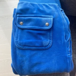 Juicy couture  - Säljer mina blåa juicy couture pga att de ej kommer till användning. Storlek är XS . Dom är i bra skick 💙💙