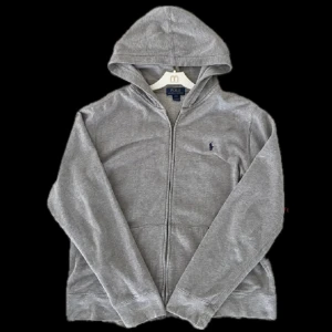 Ralph Lauren zip up - Köpte tröjan på plick för 300 men var missnöjd med hur den passade mig, dragkedjan än sönder annars bra kondition på varan. Storleken är XL men passar M/L